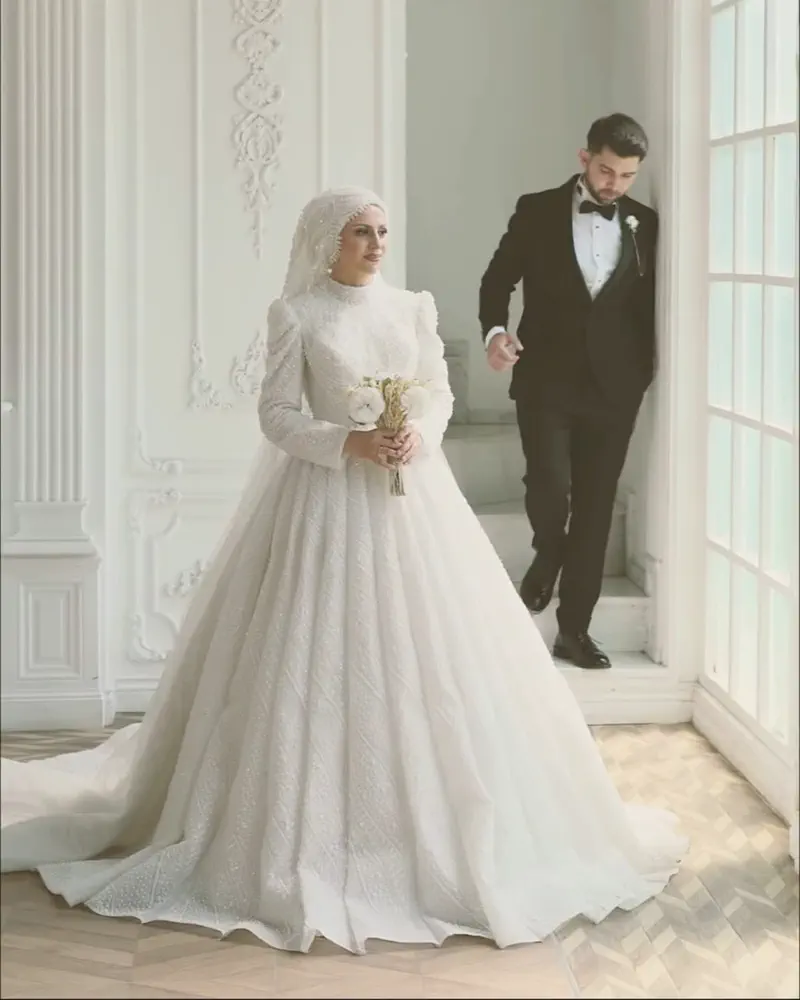 Beyaz salonda gelin ve damadın kısa film karesi