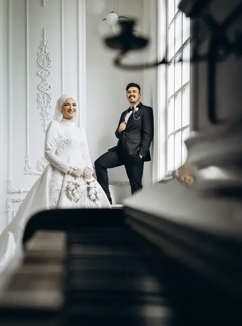 Klasik iç mekan merdivende gelin ve damat