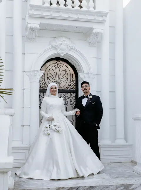 Kabartma kapının önünde gelin ve damat