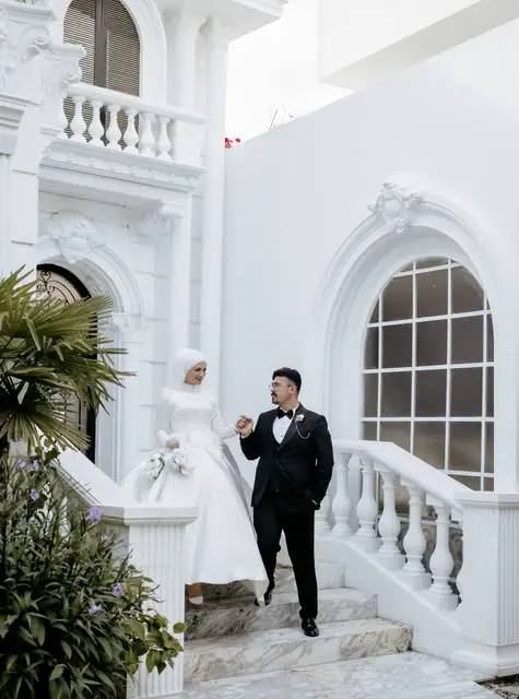 Mermer merdivenlerde el ele yürüyen gelin ve damat