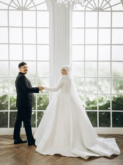 Devasa pencerenin önünde birbirine bakan gelin ve damat